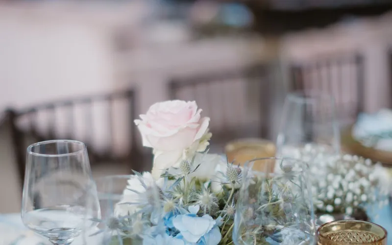 Mesa decorada con flores para un evento
